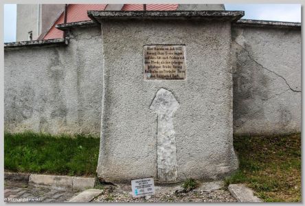 kamienny krzyż określany jako krzyż pokutny lub krzyż pojednania w Witoszynie Dolnym