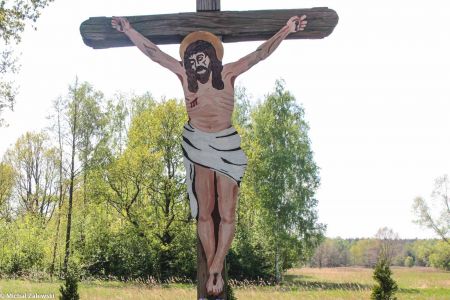 Chrystus z blachy na przydrożnym krzyżu w Kanicach