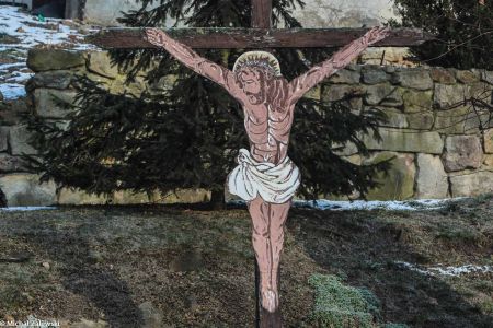 Drewniany krzyż przydrożny z blaszanym Chrystusem, Stara Łomnica