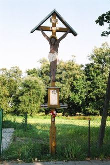Przydrożny krzyż z blaszanym Chrystusem, Ujazd
