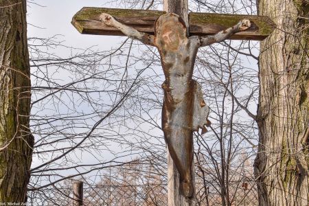 Krzyż drewniany z blaszanym Jezusem