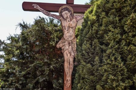 Drewniany krzyż przydrożny z Chrystusem wyciętym z blachy w Mysłakowie