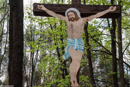 Chrystus z blachy na przydrożnym krzyżu w Bierdzanach
