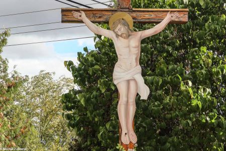 Drewniany krzyż przydrożny z Jezusem z blachy, Domaszkowice