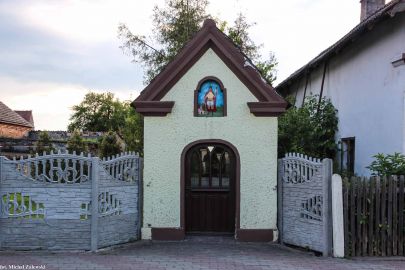 Murowana kapliczka domkowa w Raszowej