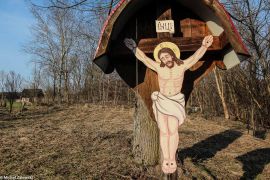 Chrystus z blachy na drewnianym, łemkowskim krzyżu przydrożnym w Nowicy