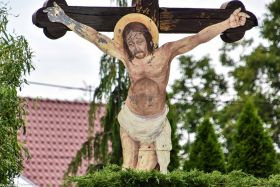 Przydrożny krzyż z Chrystusem z blachy w Świdnicy Kraszowicach