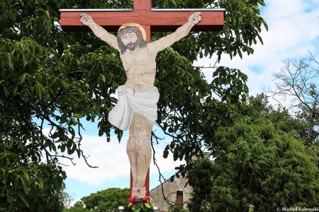Drewniany krzyż z blaszanym Chrystusem w Lubrzy