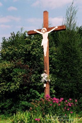 Drewniany krzyż przydrożny z Chrystusem z blachy, Lichynia pow. strzelecki