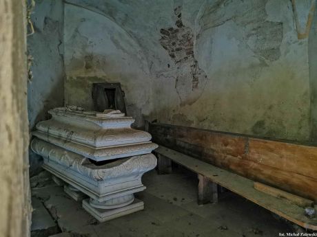 Kaplica grobowa z sarkofagiem Studnicy