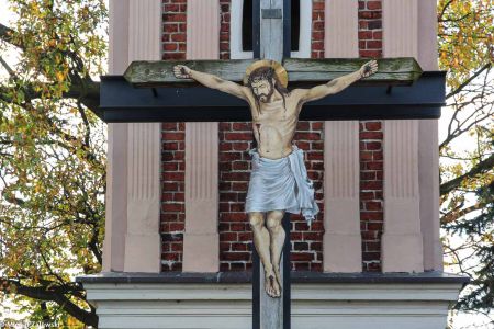 Drewniany krzyż przydrożny z blaszanym Chrystusem Czernicy