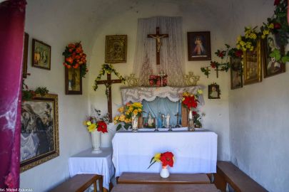 Przydrożna kapliczka domkowa w Gorzeszowie