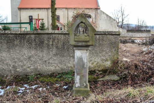Kamienna kapliczka słupowa w Nasławicach