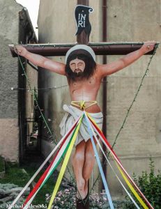 Chroślice, Jezus wycięty z blachy na drewnianym krzyżu przydrożnym