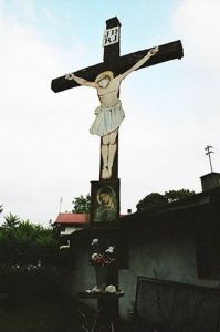 Drewniany krzyż przydrożny z Chrystusem z blachy w Leśnicy