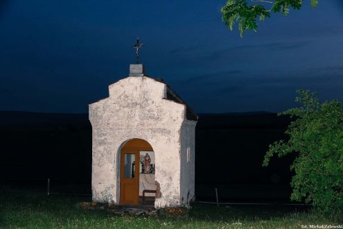 Przydrożna kapliczka domkowa w Suszynie