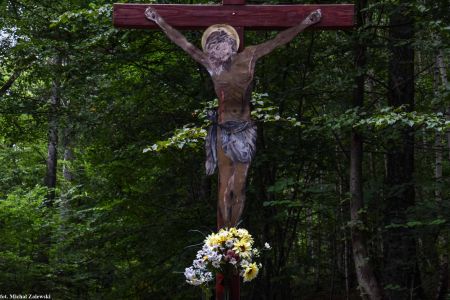 krzyż drewniany przydrożny w Chrystusem z blachy