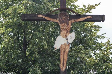 Drewniany krzyż przydrożny z blaszanym Jezusem w Jaworze