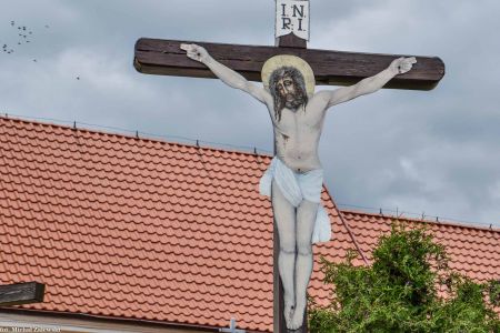 Chrystus s blachy na drewnianym krzyżu w Starym Jaworowie