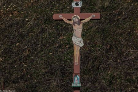 Krzyż przydrożny z blaszanym Chrystusem w Szymiszowie gm. Strzelce Opolskie