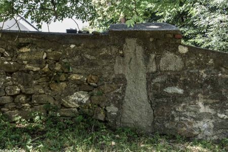 krzyż pokutny wmurowany w mur cmentarza, Zebrzydów