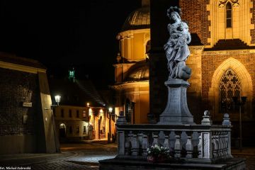 Figura Matki Bożej przed katedrą we Wrocławiu