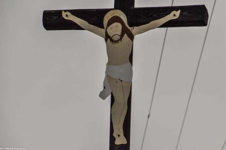 Krzyż drewniany z blaszanym Chrystusem w Opolu Gosławicach