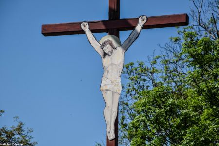 Krzyż przydrożny z blaszanym Chrystusem w Rybniku