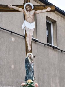 Chrystus i Matka Boska Bolesna na przydrożnym krzyżu w Opolu