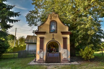 Murowana kapliczka domkowa