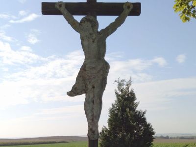 Drewniany krzyż przydrożny z Jezusem z blachy, Hanuszów