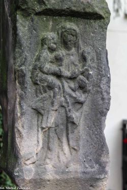 Płaskorzeźba na kapliczce kamiennej w Sobótce, Św. Anna Samotrzecia