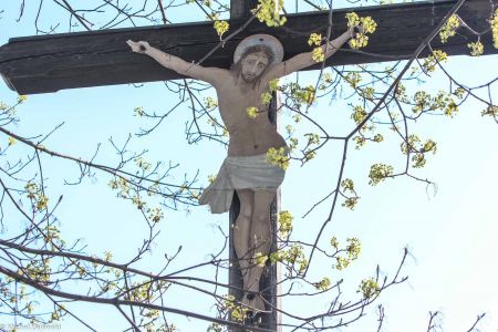 Chrystus z blachy na krzyżu przydrożnym w Brzeźnicy