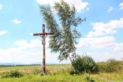 Krzyż z blaszanym Chrystusem w Mieszkowicach koło Prudnika