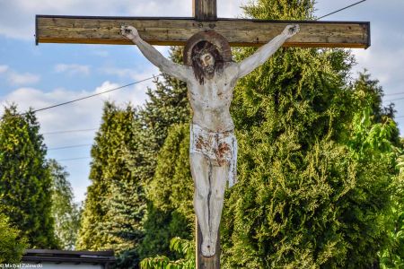 Krzyż przydrożny z Chrystusem wyciętym z blachy w Rybniku