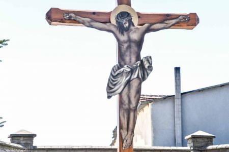 Krzyż przydrożny z blaszanym Jezusem