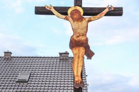 Drewniany krzyż przydrożny z Chrystusem z blachy, Tymowa