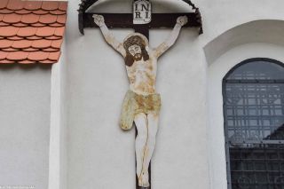 Krzyż z Chrystusem z blachy na ścianie kościoła w Bytomiu Odrzańskim