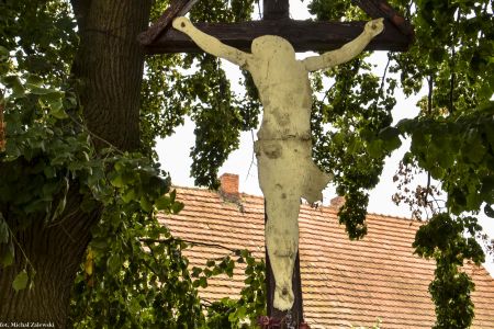 Drewniany przydrożny krzyż w Osieku