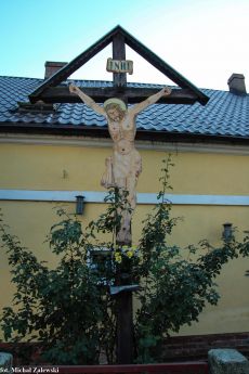 Drewniany krzyż przy domu 41 w Pełcznicy