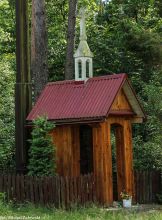 Przydrożna, drewniana kapliczka domkowa w Broku