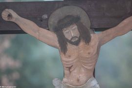 Krzyż z Chrystusem malowanym na blasze