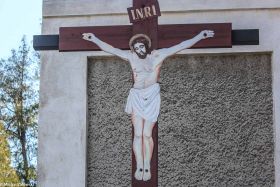 Drewniany krzyż przydrożny z blaszanym Chrystusem