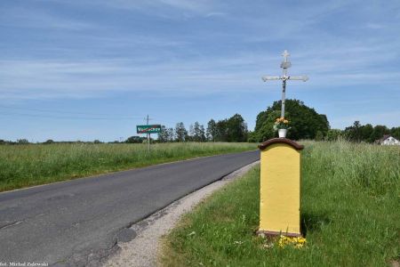 Metalowy krzyż przydrożny w Wojciechowie