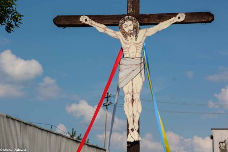 Drewniany krzyż przydrożny z Jezusem wyciętym z blachy