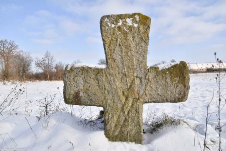 Monolitowy krzyż kamienny z rytem sztyletu w Pawlikowicach