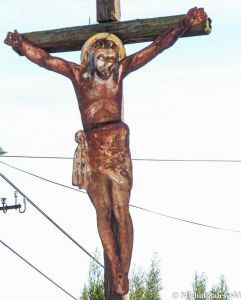 Krzyż z Chrystusem z blachy w Kępnicy