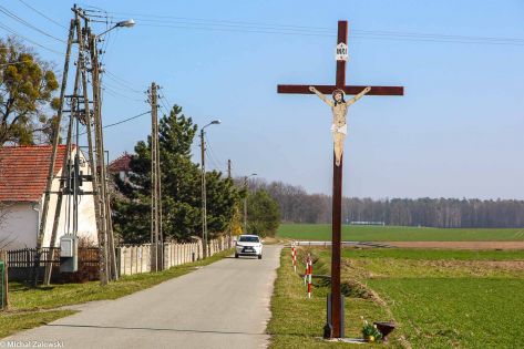 Drewniany krzyż przydrożny Jezusem Chrystusem wyciętym z blachy, Słąwa