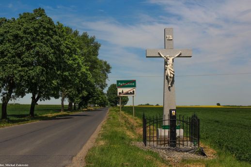 Nowy krzyż przydrożny w Pełcznicy