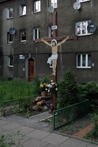Krzyż przydrożny z Chrystusem z blachy, Gliwice